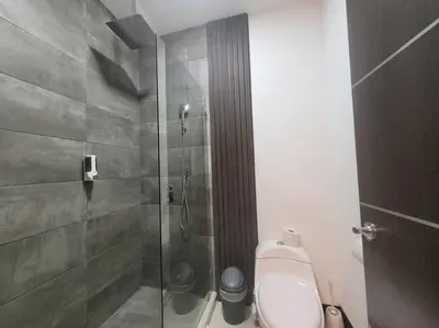 a bathroom with a glass shower with a toilet at Villa Arthur La Fortuna in Fortuna