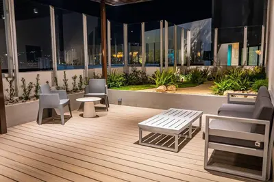 a patio with chairs and a table and a table and chairs at Exclusivo Apartamento en Sabana in Uruca