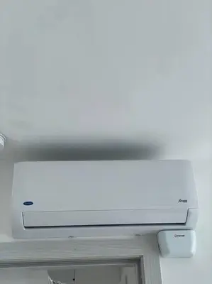 a white flat screen tv hanging from a ceiling at Exclusivo Apartamento en Sabana in Uruca