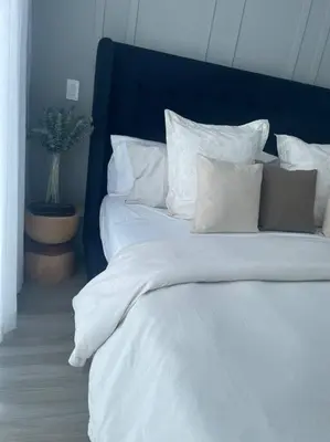 a large bed with white sheets and pillows at Exclusivo Apartamento en Sabana in Uruca