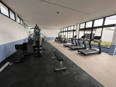 a gym with a row of treadmills and chairs at Exclusivo Apartamento en Sabana in Uruca