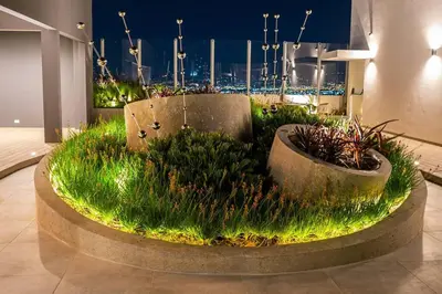 a garden with grass and plants in a building at Exclusivo Apartamento en Sabana in Uruca