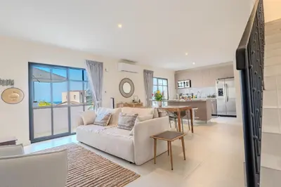 a living room with a couch and a table at Apartamento El Delfín in Playa Danta