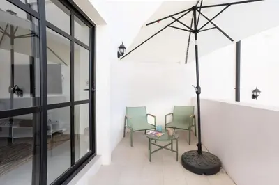 a room with two chairs and an umbrella at Apartamento El Delfín in Playa Danta