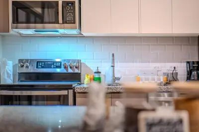 a kitchen with a stove and a microwave at Apartamento El Delfín in Playa Danta