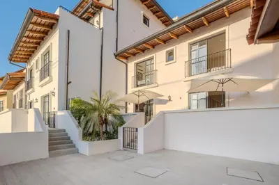 a house with white walls and a courtyard at Apartamento El Delfín in Playa Danta