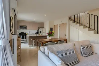 a living room and kitchen with a couch and a table at Apartamento El Delfín in Playa Danta