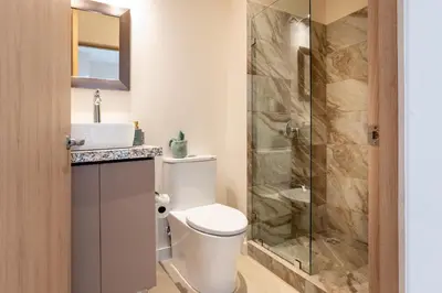 a bathroom with a toilet and a shower at Apartamento El Delfín in Playa Danta