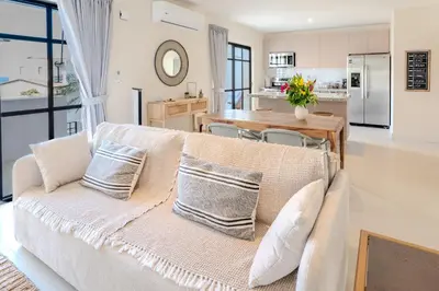 a living room with a couch and a kitchen at Apartamento El Delfín in Playa Danta