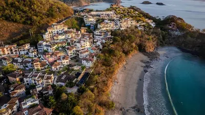 an aerial view of a beach with houses and the ocean at Apartamento El Delfín in Playa Danta