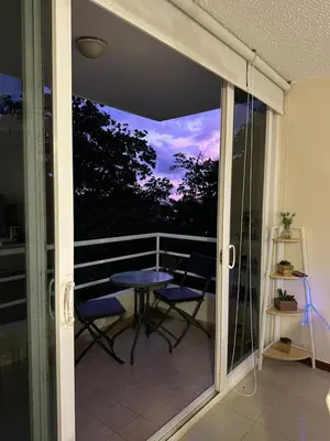 a patio with a table and chairs on a balcony at DURCH PROJECT apartamento vacacional in Jacó