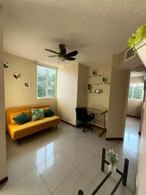 a living room with a couch and a desk at DURCH PROJECT apartamento vacacional in Jacó