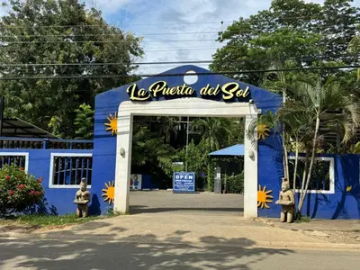 a blue building with a sign that reads no prairie did sell at La Puerta del Sol in Coco