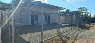 a fence in front of a small building at Apartamento Sareth in Daniel Flores