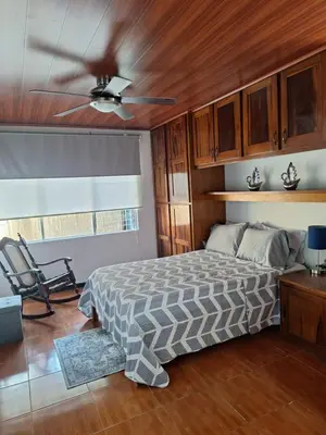 a bedroom with a bed and a ceiling fan at Linda y céntrica habitación in Alajuela City