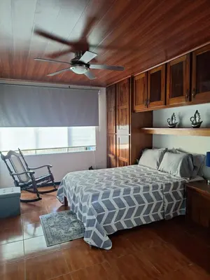 a bedroom with a bed and a ceiling fan at Linda y céntrica habitación in Alajuela City