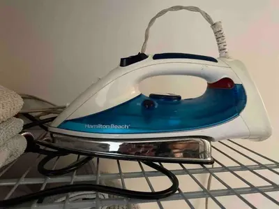 a blue and white iron sitting on top of a shelf at Hermosa Casa con todos los servicios a la mano in Barrancas