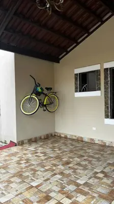 a bike hanging on the wall of a room at Hermosa Casa con todos los servicios a la mano in Barrancas