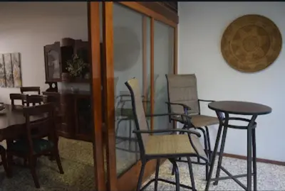 a room with chairs and a table and a dining room at Acogedora y amplia habitación en La Tropicana in Alajuela City
