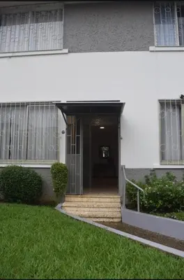 a house with a stairway leading to a door at Acogedora y amplia habitación en La Tropicana in Alajuela City