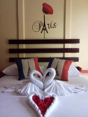 two heart shaped towels on top of a bed at Hotel Boutique Malibu Los Sueños in Tigre