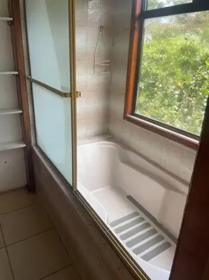 a bathroom with a window and a bath tub at Comparte con la Naturaleza in Escazu