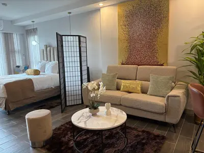 a living room with a couch and a bed at Luxury apartment 10 min to Airport Be Cariari Condo #402 in La Asunción