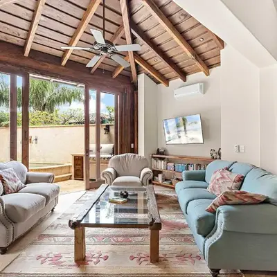 Beautiful Villa Walk to Beach