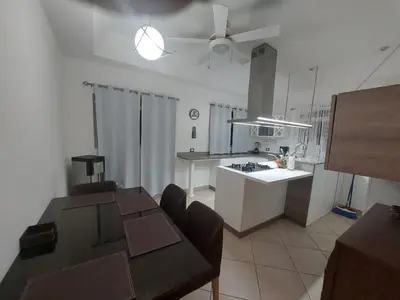 a kitchen and living room with a ceiling fan at VillaLore piscina exclusiva BBQ AC max 11 personas 5min playas in Carpintero