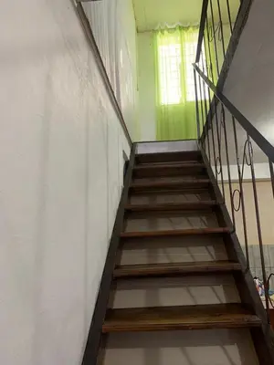 a staircase in a room with a green wall at Alicama in Puerto Limón