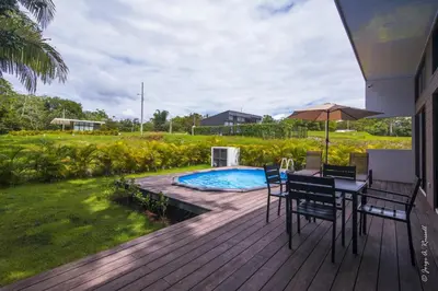 a deck with a table and chairs and a swimming pool at Casa para Vacacionar Increible en Bejuco in Loma