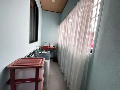 a kitchen with a stove and a window with curtains at Apartamento en Manuel Antonio in Quepos