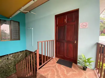 a room with a wooden door and a staircase at Apartamento en Manuel Antonio in Quepos