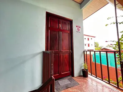 a red door on the side of a house at Apartamento en Manuel Antonio in Quepos