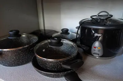 a group of pots and pans on a kitchen counter at Cabaña Timarama in Fortuna