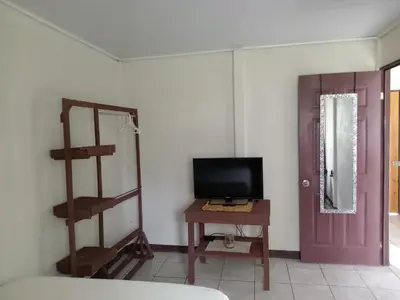a room with a tv and a desk with a computer at Apartamentos ecológicos in Jiménez