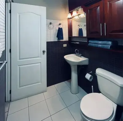 a bathroom with a white toilet and a sink at Casa de Romá in Coco