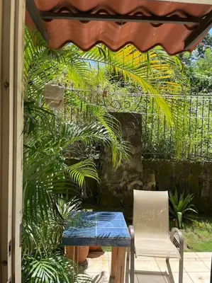 a patio with a table and chairs and plants at Casa de Romá in Coco