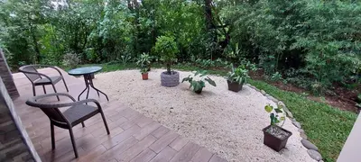 a patio with a table and chairs and potted plants at Cabañas Refugio Verde Monteverde in Monteverde Costa Rica