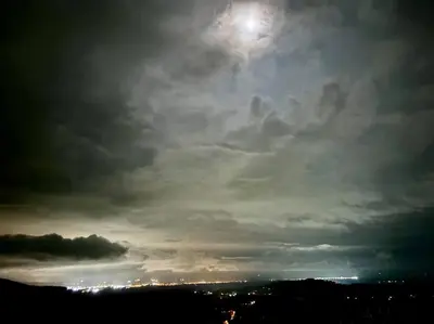 a cloudy sky with the moon in the sky at Cabaña con piscina y vista al mar in Puntarenas