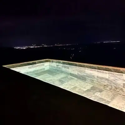 Cabaña con piscina y vista al mar