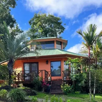 Beautiful 3BR Lakeshore House in Gated Community