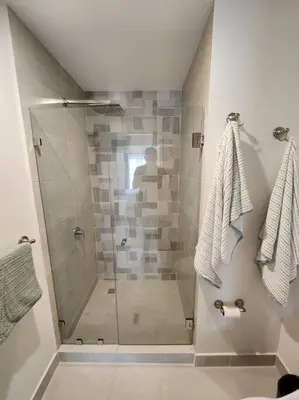 a shower with a glass door in a bathroom at Mountain View Estudio in Cinco Esquinas