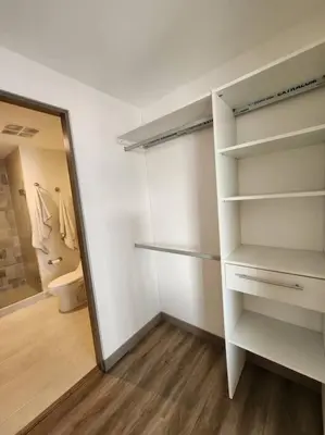 a room with a closet with a toilet and a mirror at Mountain View Estudio in Cinco Esquinas
