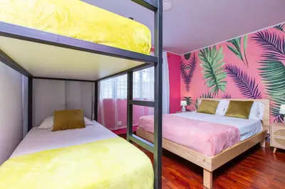 two bunk beds in a room with pink walls at Casa Zafiro B&B in San José
