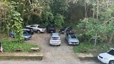 a group of cars parked in a parking lot at Apartamento Frigia 3 in Quepos