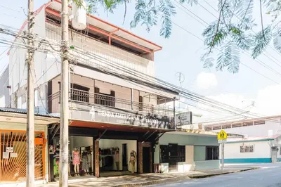 an apartment building with a balcony on a street at Apartamento Frigia 3 in Quepos
