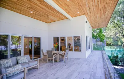 a patio with a table and chairs and a wooden ceiling at Esterillos Lote home in Esterillos