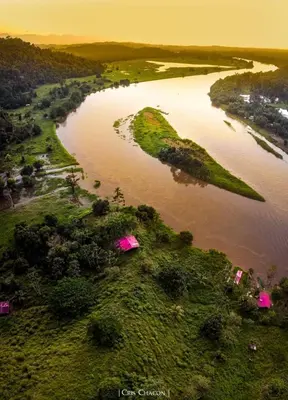 an island in the middle of a river at Cabañas con camping con tiendas de campaña Isla brava in Colorado