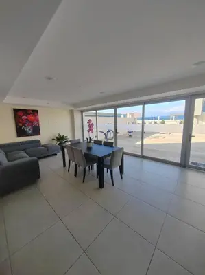 a living room with a table and a couch at Elegante apartamento en ciudad in San José